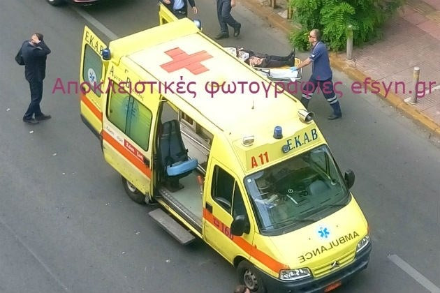 Φωτογραφία ντοκουμέντο από τη μεταφορά του Λουκά Παπαδήμου στο ασθενοφόρο